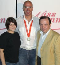 il campione olimpico Rossano Galtarossa con l’ultima medaglia olimpica conquistata in compagnia di Paolo e Giorgia Teti