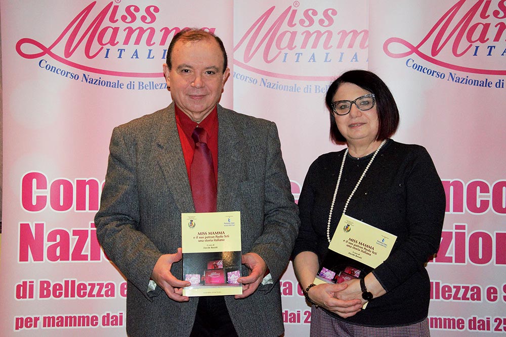 Paolo Teti e la moglie Maria Grazia Montevecchi con il libro Miss Mamma e il suo Patron Paolo Teti, una storia italiana